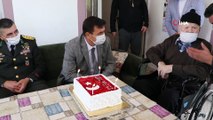 Burdur Valisi  Arslantaş, Cumhuriyet doğumlu Mehmet Dedeye doğum günü sürprizi yaptı.