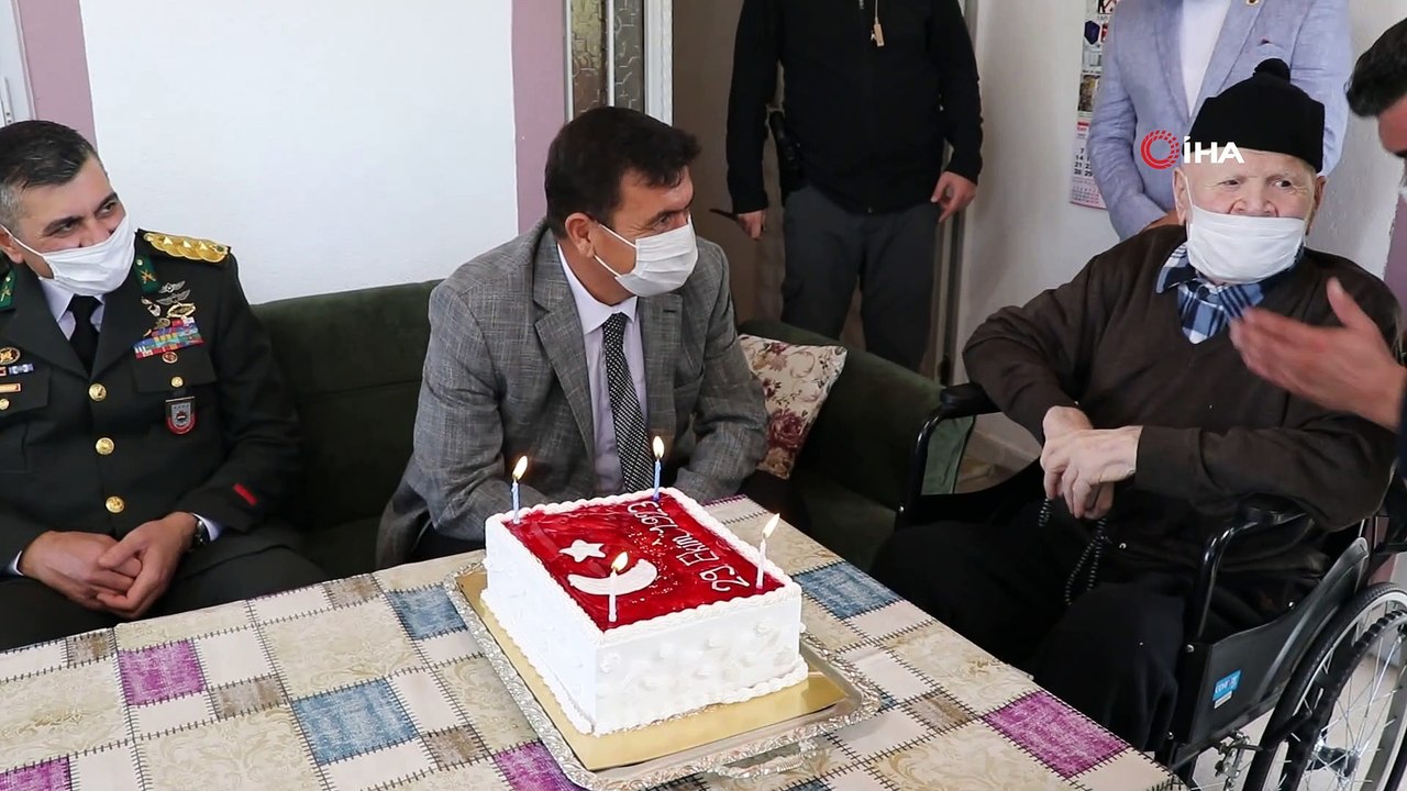 Burdur Valisi  Arslantaş, Cumhuriyet doğumlu Mehmet Dedeye doğum günü sürprizi yaptı.