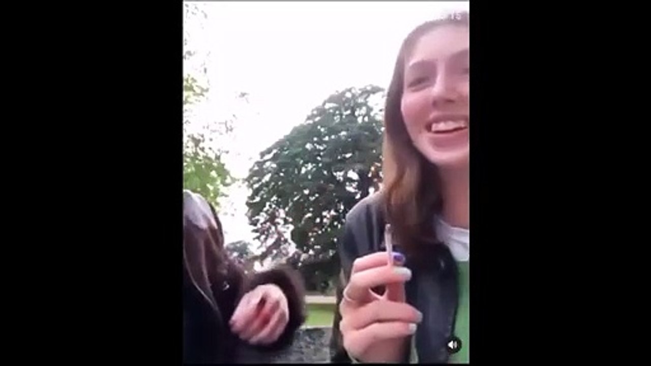 Il vient demander du feu à deux filles et repart avec bien plus que du feu