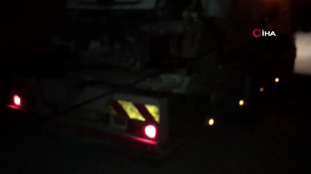 Süratli otomobil 2 elektrik direğini bükerek durabildi