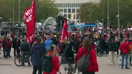 Merkel pede 'esforço nacional'