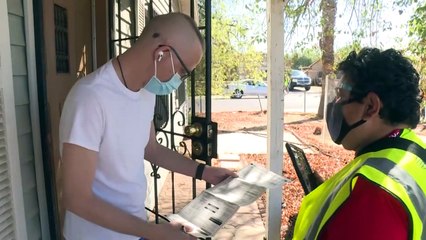 Seguidores de Biden de California hacen campaña en crucial Arizona