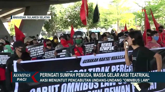 Ricuh! Demo Tolak UU Cipta Kerja, Mahasiswa Bakar Ban dan Blokade Jalan
