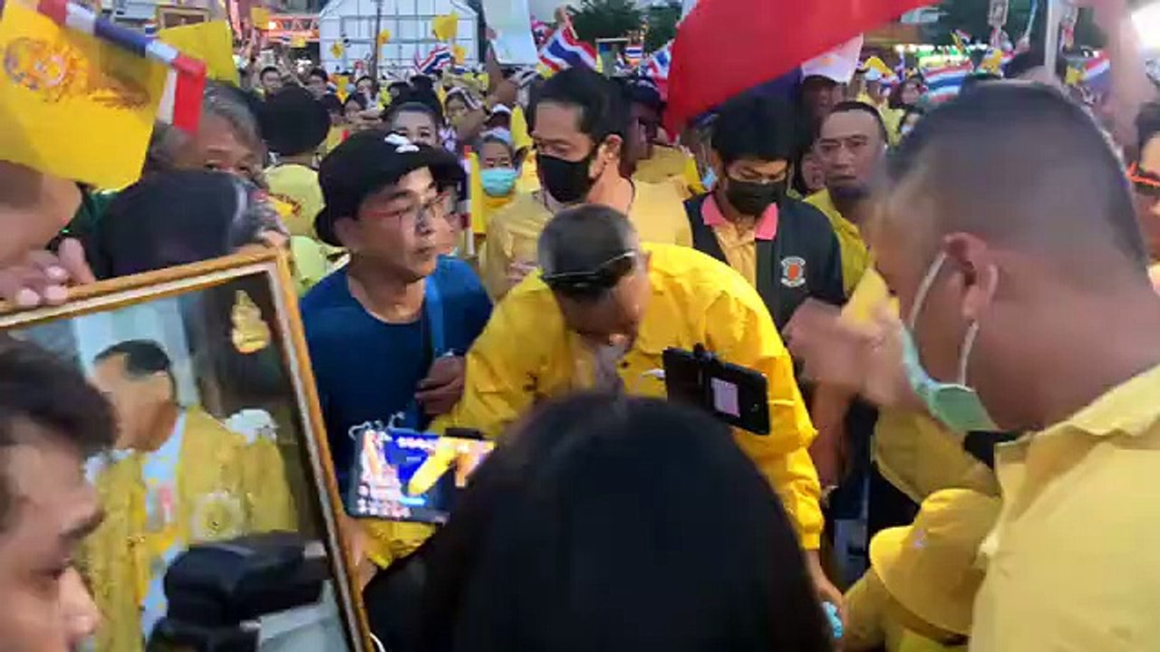 28-10-2563 กลุ่มคนเสื้อเหลืองรวมตัวแสดงจุดยืนปก...