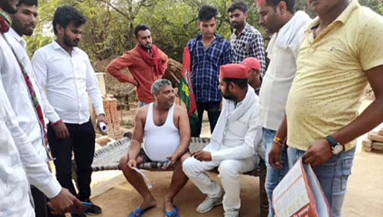 ग्रामीणों को जागरूक करने में जुटे सपा कार्यकर्ता