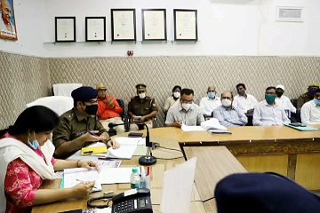 कलेक्टर सभागार में अधिकारियों के साथ हुई बैठक