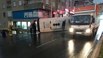 Gaziosmanpaşa’da servis midibüsü devrildi: 8 yaralı