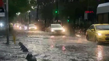 İstanbul'da sağanak zor anlar yaşattı