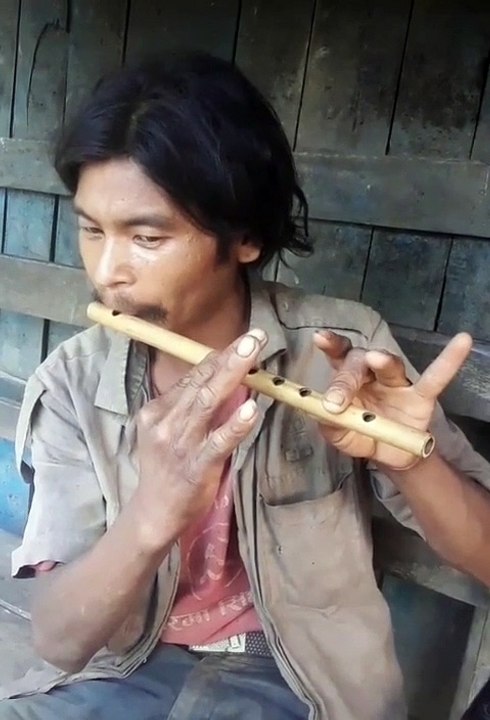 धादिङ को गाउँबाट लुकेको प्रतिभा सारै मन छुने बासुरिको धुन
