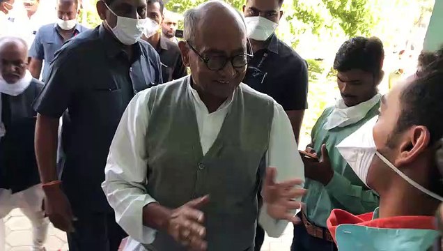 सीएम शिवराज के बेटे कर्तिकेय ने छुए दिग्विजयसिंह के पैर, लिया आशीर्वाद
