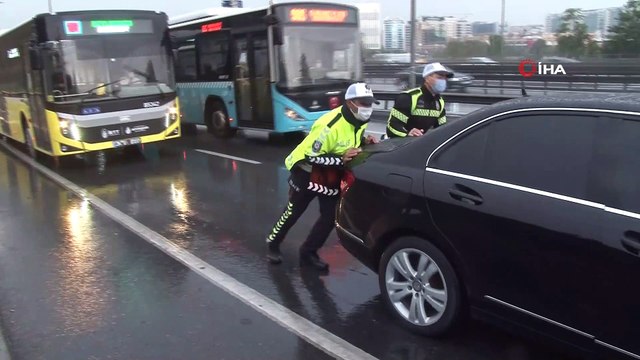 E-5’te mahsur kalan araçları polis ekipleri iterek kurtardı