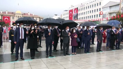 Yaşlı kadının bayram coşkusuna yağmur da engel olmadı