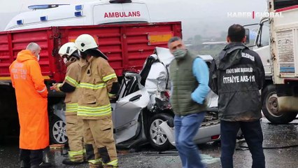 İzmir'de 9 aracın karıştığı zincirleme kazada 10 kişi yaralandı