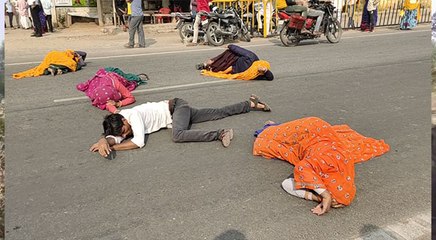 राजस्थान : आखिर सबके सामने सड़क पर लेटकर क्यों रोने लगा यह परिवार, देखें वीडियो