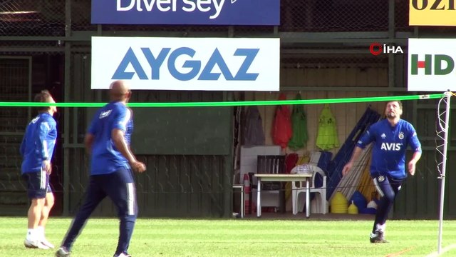 Erol Bulut ve Emre Belözoğlu’ndan ayak tenisi mücadelesi