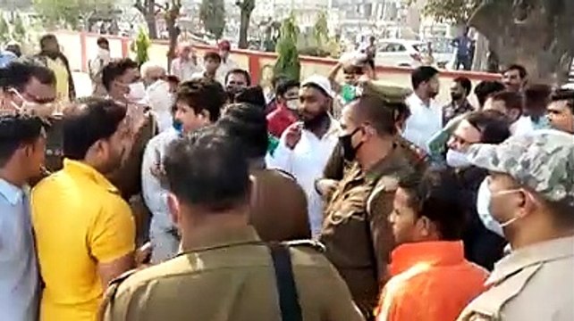 सपा विधायक ने पुलिस पर आरोप लगाते हुए किया कोतवाली में हंगामा