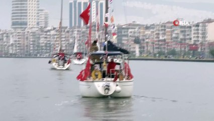 İzmir Körfezi'ndeki teknelerden 'Cumhuriyet' selamı