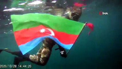 Türk ve Azerbaycan bayraklarıyla dalış yaptı