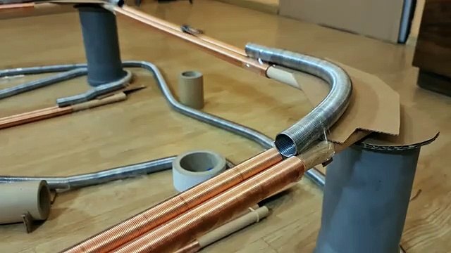 Train électrique avec une pile sur une longue piste