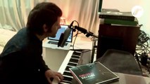 Gianluca De Rubertis canta e suona 'Solo una bocca' per Rockol