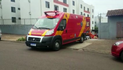 Mulher fica ferida ao sofrer queda em entrada de condomínio