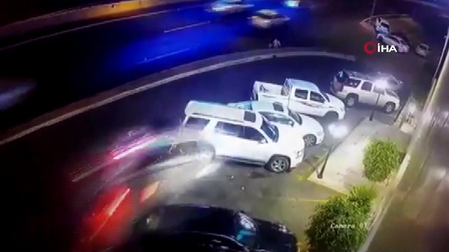 - Suudi Arabistan’da kontrolden çıkan cip araçlara çarpıp metrelerce havaya uçtu