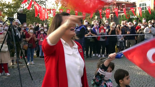 İzmit'te bin kişi zeybek oynayarak Cumhuriyet coşkusunu yaşadı