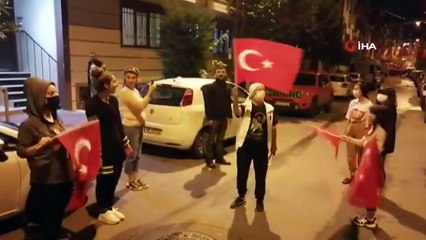 İstanbul’da vatandaşlar 19.23’te sokak ve balkonlarda İstiklal Marşı okudu