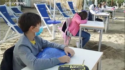 Face au Covid-19, la ville italienne de Vasto fait le choix de l'école sur la plage