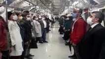 Metrodaki vatandaşlar 19.23’te ayağa kalkarak İstiklal Marşını okudu