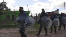 Autoridades desalojan una multitudinaria toma de tierras en Buenos Aires