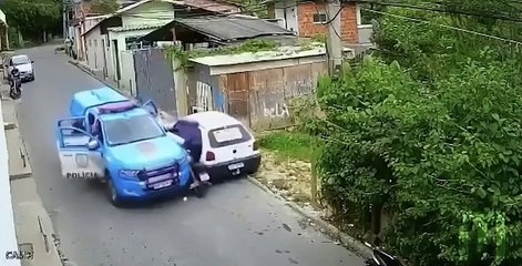 Ces policiers brésiliens coincent un voleur qui s'enfuit à moto... d'une façon génial