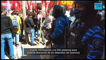 Fuerte movilización a la DDI platense para pedir la liberación de los detenidos de Guernica
