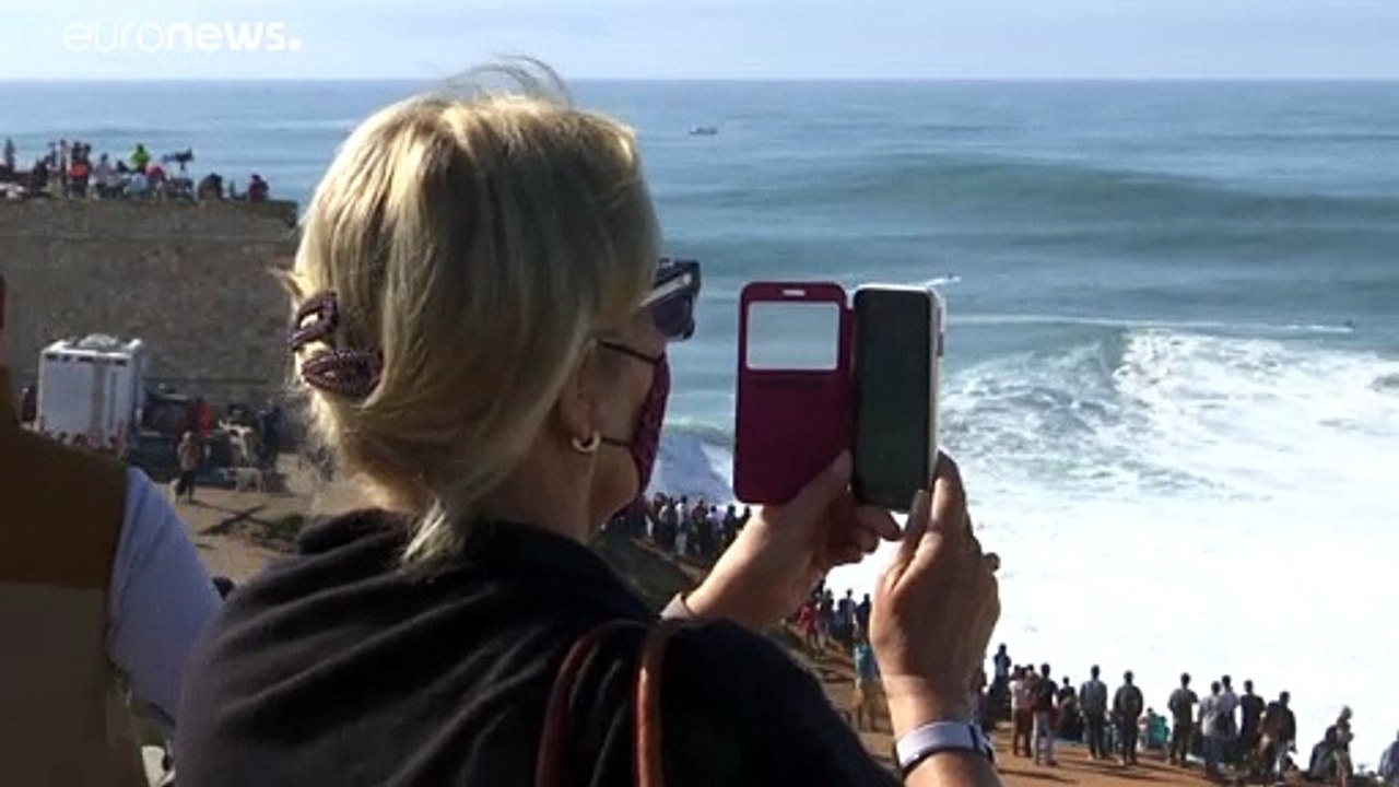 Riesenwellen in estremadura in portugal: tausende surf-fans in nazaré