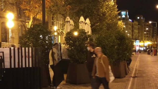 Hosteleros logroñeses recogen las terrazas para cumplir con el cierre de un mes de sus locales