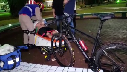 Ciclista é socorrido ao sofrer queda na Avenida Brasil