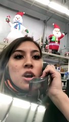 Trabajadora de supermercado renuncia por megáfono y llama "racistas" a sus superiores