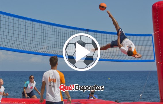 Siguen inventando deportes nuevos: Hoy futbol-voley ¡Increíble!
