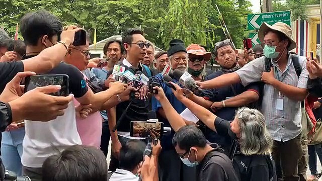 30-10-2563 บรรยากาศ กลุ่มนักเขียน นักกวี รวมตัวอ่านแถลงการณ์ขอให้ปล่อยตัวแกนนำคณะราษฎร 7 คน จากทั้งหมด 8 คน หลังสูญเสียอิสระภาพรวม 14 วัน #เรือนจำพิเศษกรุงเทพ #ข่าวสด