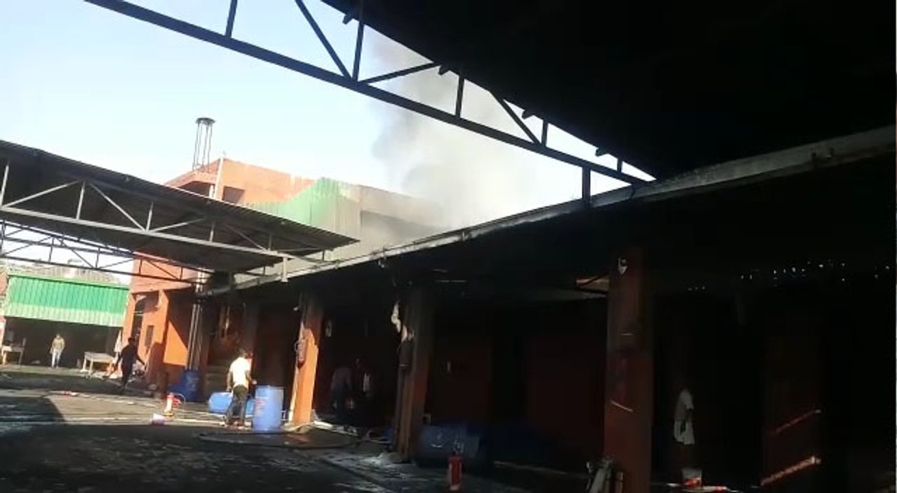 सहारनपुर: पटाखा फैक्ट्री में लगी भीषण आग, छह मज...