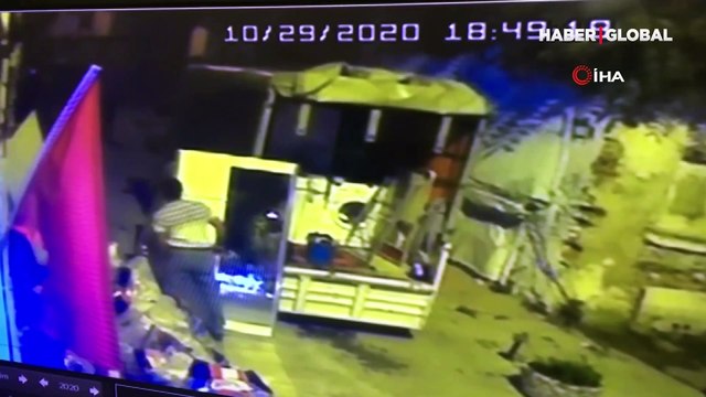 İstanbul'da mahalleyi ayağa kaldıran olay: Kulübeye doğru gidip kediyi köpeğe atıyor, anında parçaladı