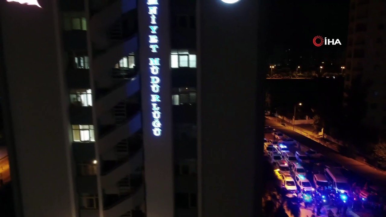 - Mersin’de ’yasa dışı bahis’ operasyonu: 33 gözaltı- Mersin merkezli 2 ilde gerçekleştirilen yasa dışı bahis operasyonunda gözaltına alınan 33 kişiden 14’ü ise adliyeye sevk edildi