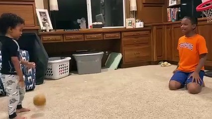 طفل يحقق شهرة واسعة عبر السوشيال ميديا: والسبب كرة السلة