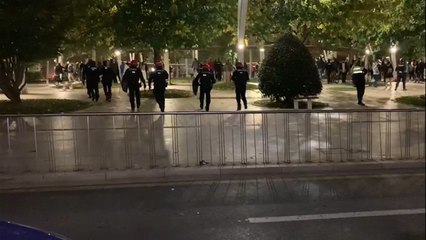 下载视频: Detenidos y quema de contenedores en protesta 'negacionista' en Bilbao