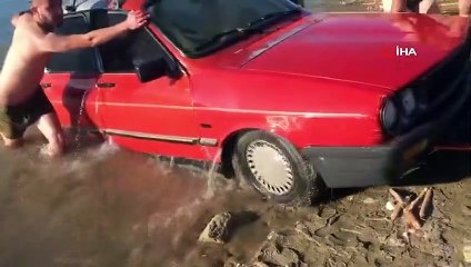 El freni çekilmeyen otomobil gölete uçtu