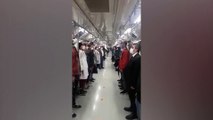 Metroda yolcular, 19.23’te okunan İstiklal Marşı’na böyle eşlik etti