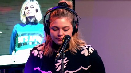 Louane interprète "Nos Secrets"  dans Le Double Expresso RTL2 (30/10/20)