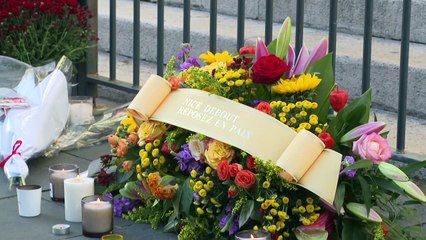 Attaque au couteau à Nice: hommage des habitants devant la basilique