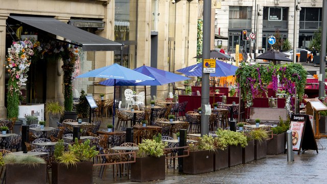 الحكومة البريطانية تفرض قيودا وتحاول تجنب الإغلاق بسبب كورونا