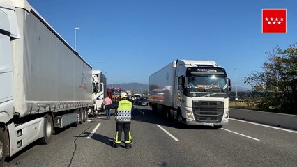 Atascos en la entrada a Madrid por la A-6 tras la colisión de dos camiones